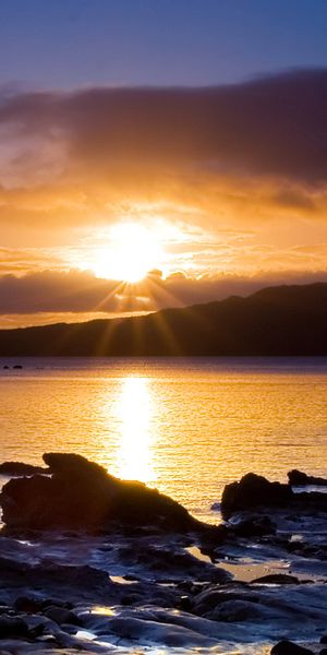 Breathtaking Sunrise Over Tranquil Shoreline