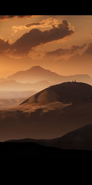 Epic 4K Phone Wallpaper: Soldier Silhouetted Against a Dramatic Landscape