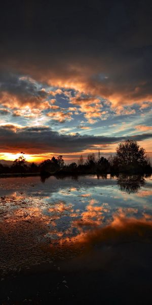 Breathtaking Sunset Reflection Over a Calm Lake