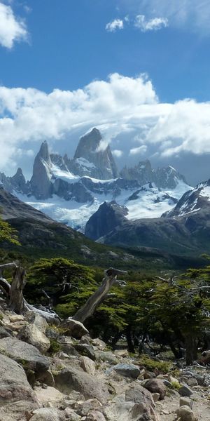 Explore Majestic Mountain Views: 4K iPhone Wallpaper for Nature Lovers
