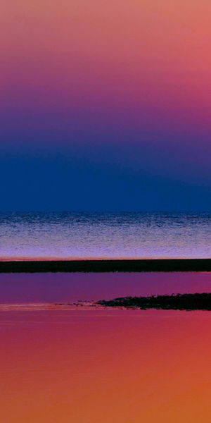 Breathtaking Sunset Over the Sea - Ideal for Your Mobile Wallpaper