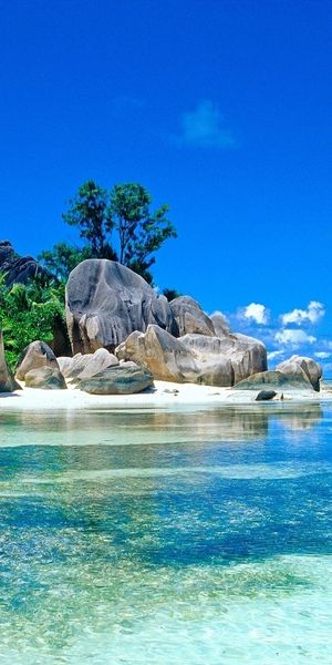 Awesome Tropical Beach Landscape with Clear Waters