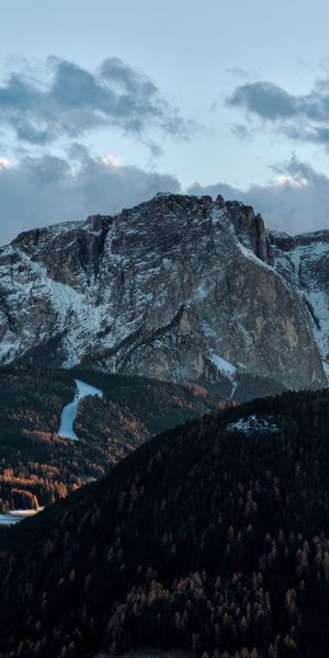 Breathtaking Mountain Landscape Phone Wallpaper: Nature's Majesty
