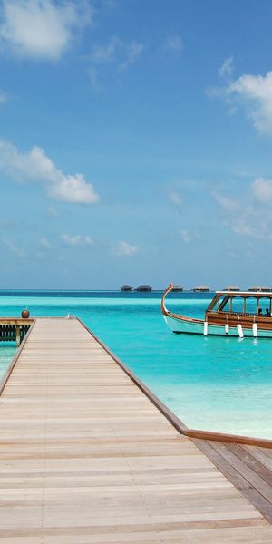 Breathtaking Maldives Beach Wallpaper: Tranquil Sea and Sky