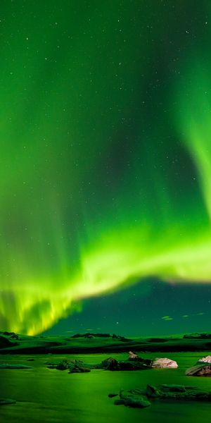 Breathtaking Northern Lights - A Vibrant Display of Green and Stars