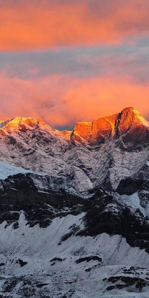 Majestic Alps Mountain Sunset Wallpaper - Perfect for Nature Lovers