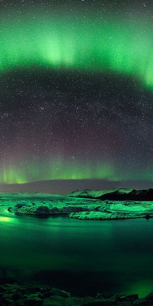 Aurora Borealis Over a Lake: A Nighttime Marvel
