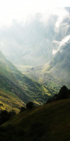 Majestic Asturias Mountains Wallpaper: A 4K Background of Nature's Beauty
