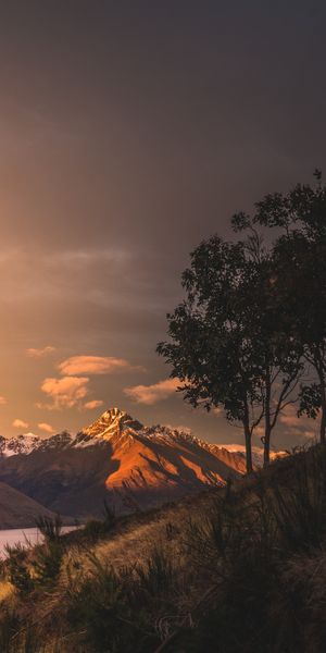 Breathtaking New Zealand Sunset Over Majestic Mountains and Lake