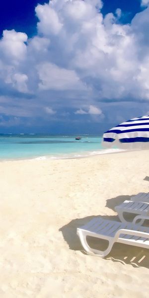 Relaxing Beach Phone Wallpaper: Sun, Sand, and Serenity
