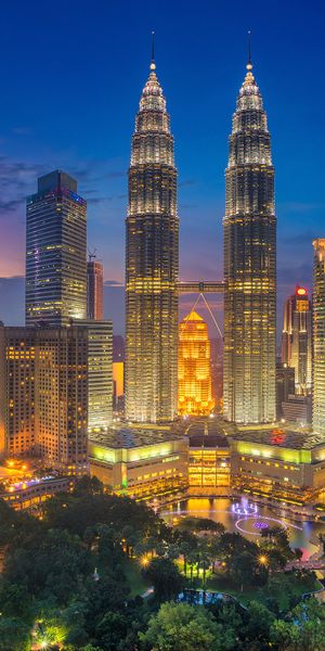 Breathtaking Nightscape of Kuala Lumpur’s Iconic Petronas Towers