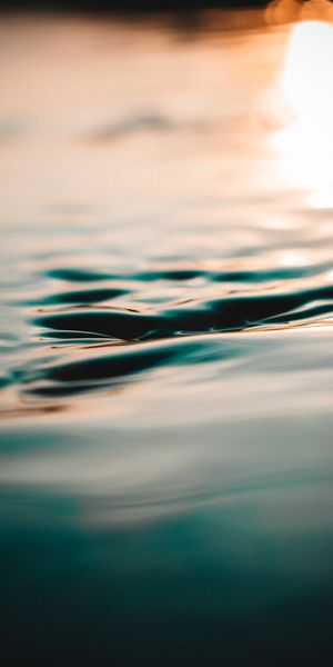 Captivating Macro Water Wallpaper: Smooth Surface with Light Reflections