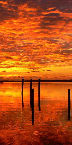 Breathtaking sunset wallpaper featuring vibrant colors and serene waters