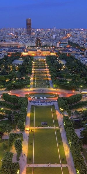 Night View of Paris - A Stunning Phone Wallpaper