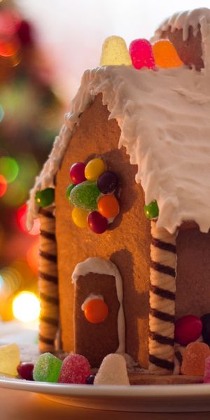 Phone wallpaper: Blur, Christmas, Holiday, Bokeh, Sweets, Candy, Gingerbread, Cookie free download