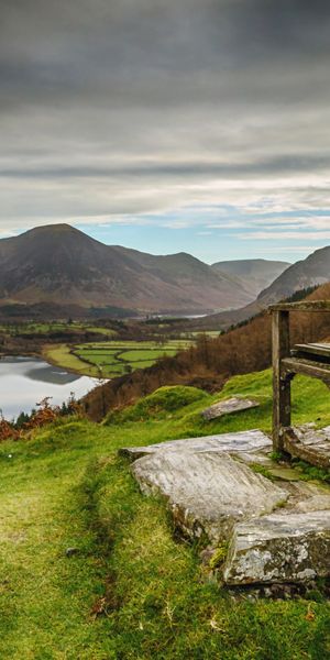 Breathtaking Lake and Mountain View Wallpaper for Your Mobile