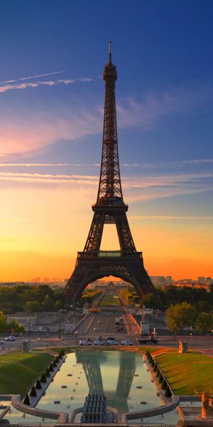 Eiffel Tower at Sunset: A Perfect Phone Wallpaper