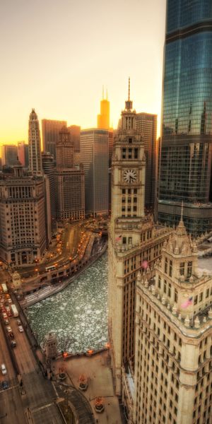 Breathtaking Chicago skyline wallpaper: a sunset view of the city