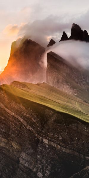 Majestic Mountain Peaks at Sunset with Enveloping Fog
