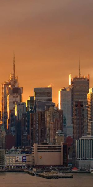 Breathtaking Manhattan Skyline at Sunset - Ideal Phone Background