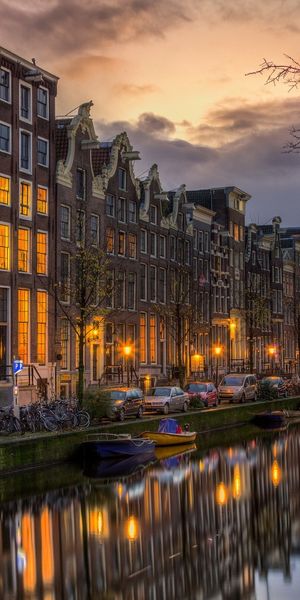 Enchanting Amsterdam Night Wallpaper: Canals, Historic Architecture, and City Lights