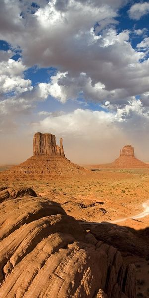 Breathtaking Monument Valley Landscape - High-Quality Phone Background