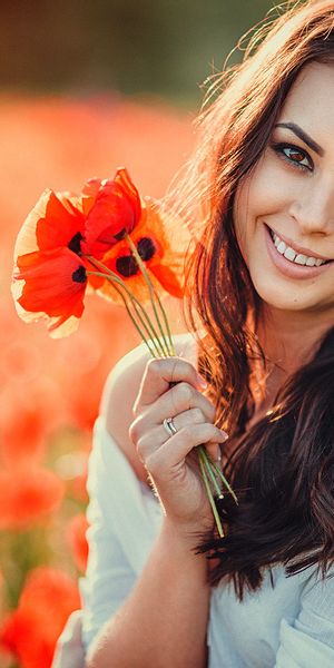 Phone wallpaper: Blur, Smile, Poppy, Brunette, Model, Women, Brown Eyes, Red Flower, Outdoor free do
