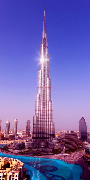 Breathtaking Dubai Skyscraper Wallpaper: A Modern Cityscape Experience