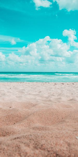 Serene Miami Beach Scene: Perfect Mobile Wallpaper