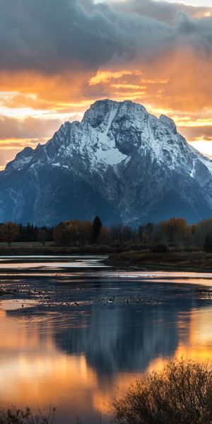 Serene Mountain Sunset Phone Wallpaper: Nature's Beauty Captured