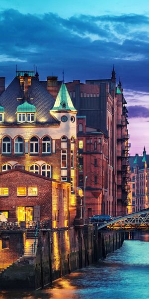 Captivating Hamburg Night Cityscape Wallpaper: Lights and Reflections