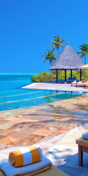 Breathtaking Maldives Beach Scene - Perfect 4K Phone Wallpaper for Holidays