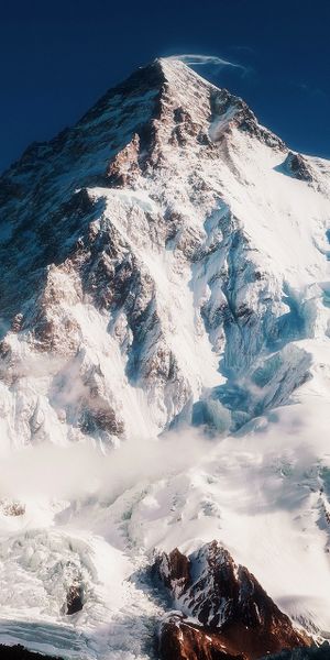 Breathtaking winter mountain wallpaper featuring snow-capped peaks, free to use