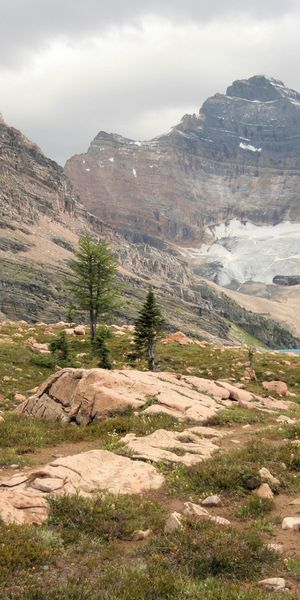 Breathtaking Mountain Landscape Wallpaper - Free Download for Nature Lovers