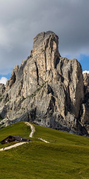 Breathtaking 4K mountain wallpaper for your phone: Nature's grandeur