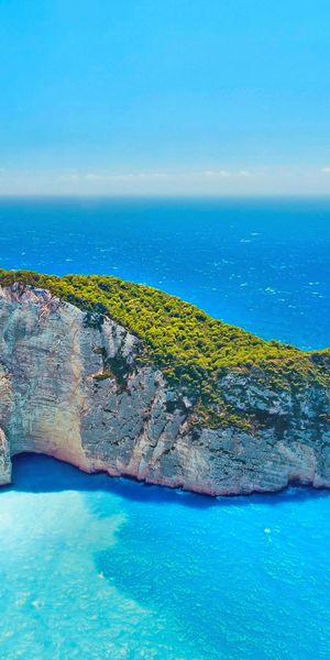 Breathtaking Zakynthos Wallpaper: Turquoise Waters and Majestic Cliffs