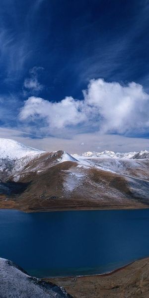 High-Quality View of Norway's Snowy Mountains and Serene Lake