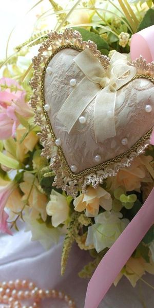 Charming mobile wallpaper featuring a floral bouquet with a heart and bow