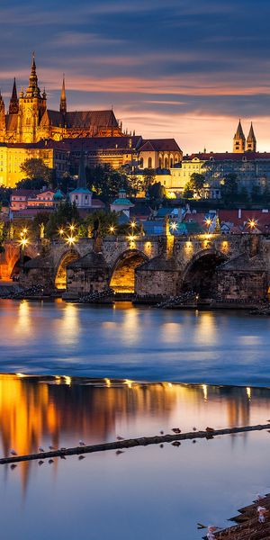 Breathtaking 4K Phone Wallpaper of Prague's Iconic Cityscape at Dusk