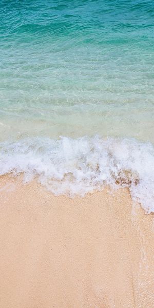 Serene Beach Waves Wallpaper