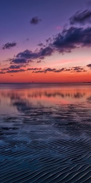 Breathtaking 4K mobile wallpaper of a beach sunset over the ocean
