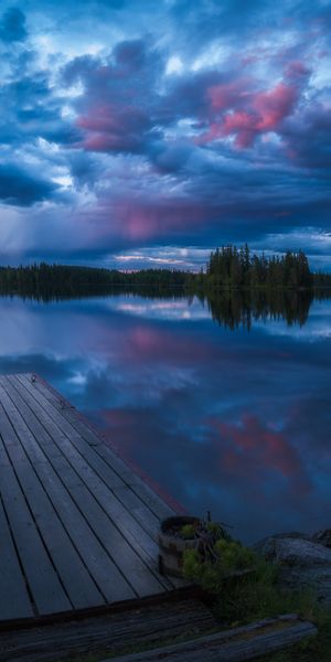 Breathtaking Sunset Over a Serene Norwegian Lake
