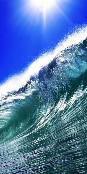 Breathtaking 4K Wallpaper of a Majestic Ocean Wave Under the Sun
