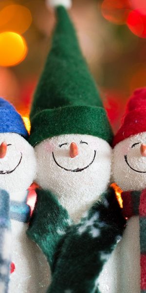 Delightful Christmas snowman wallpaper with vibrant bokeh background