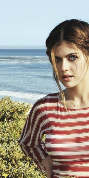 Phone wallpaper: Beach, Brunette, Blue Eyes, American, Celebrity, Actress, Alexandra Daddario free d