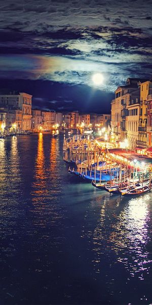 Enchanting Nighttime View of Venice: Perfect iPhone Background