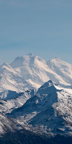 Breathtaking Snow-Covered Mountains Wallpaper