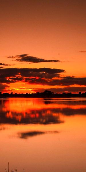 Breathtaking sunset reflection on water - Free iPhone Wallpaper