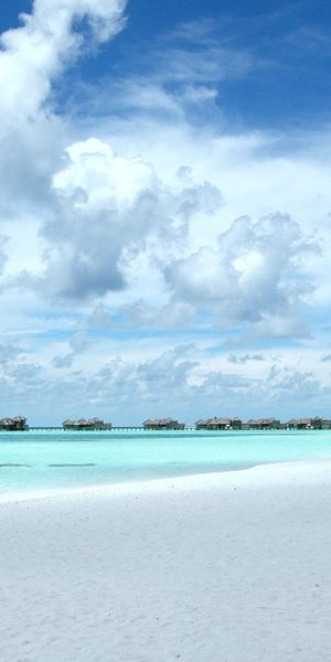 Breathtaking HD phone wallpaper of a tranquil beach and ocean view