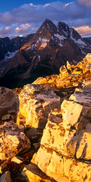 Breathtaking 4K mountain landscape wallpaper perfect for phone backgrounds